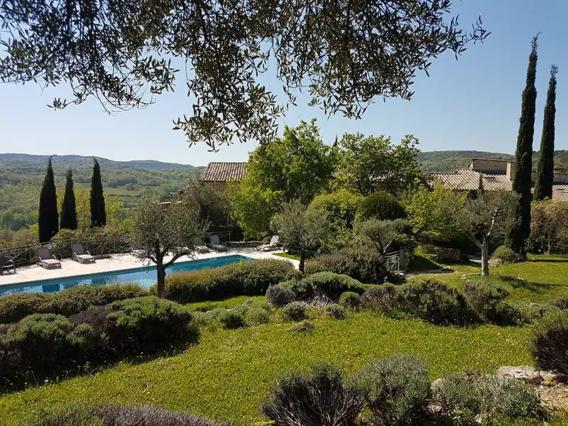 piscine et parc arboré gîte de charme proche Avignon Gard